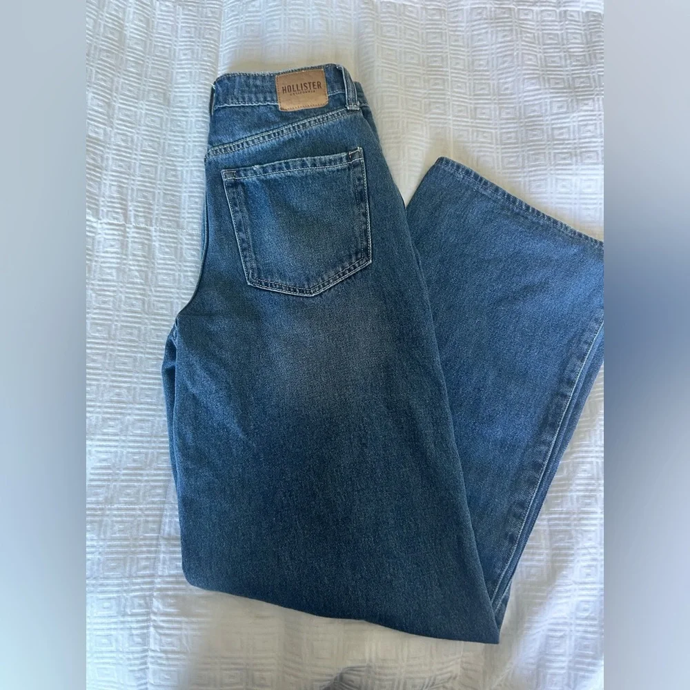 Hollister Women's Ultra High Rise Baggy Jeans - Picture 5 of 8